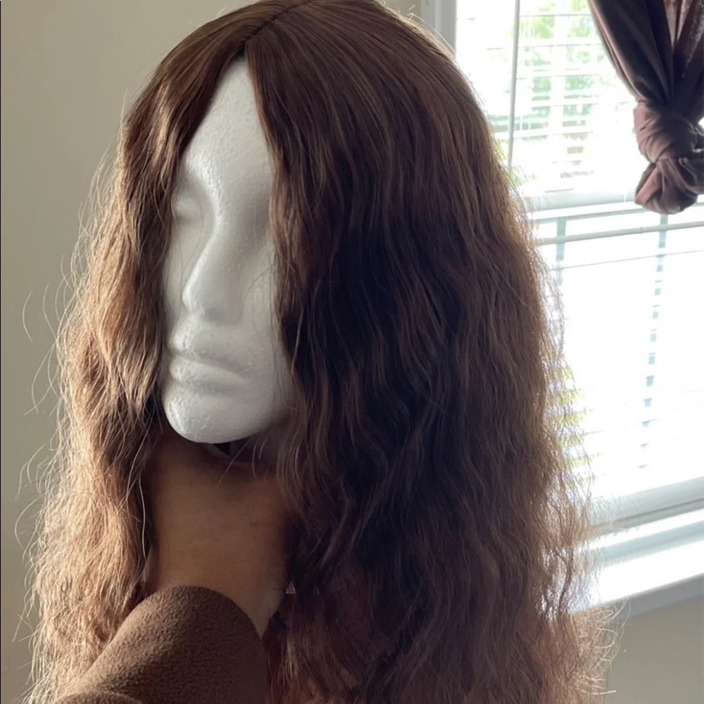 Brown wig